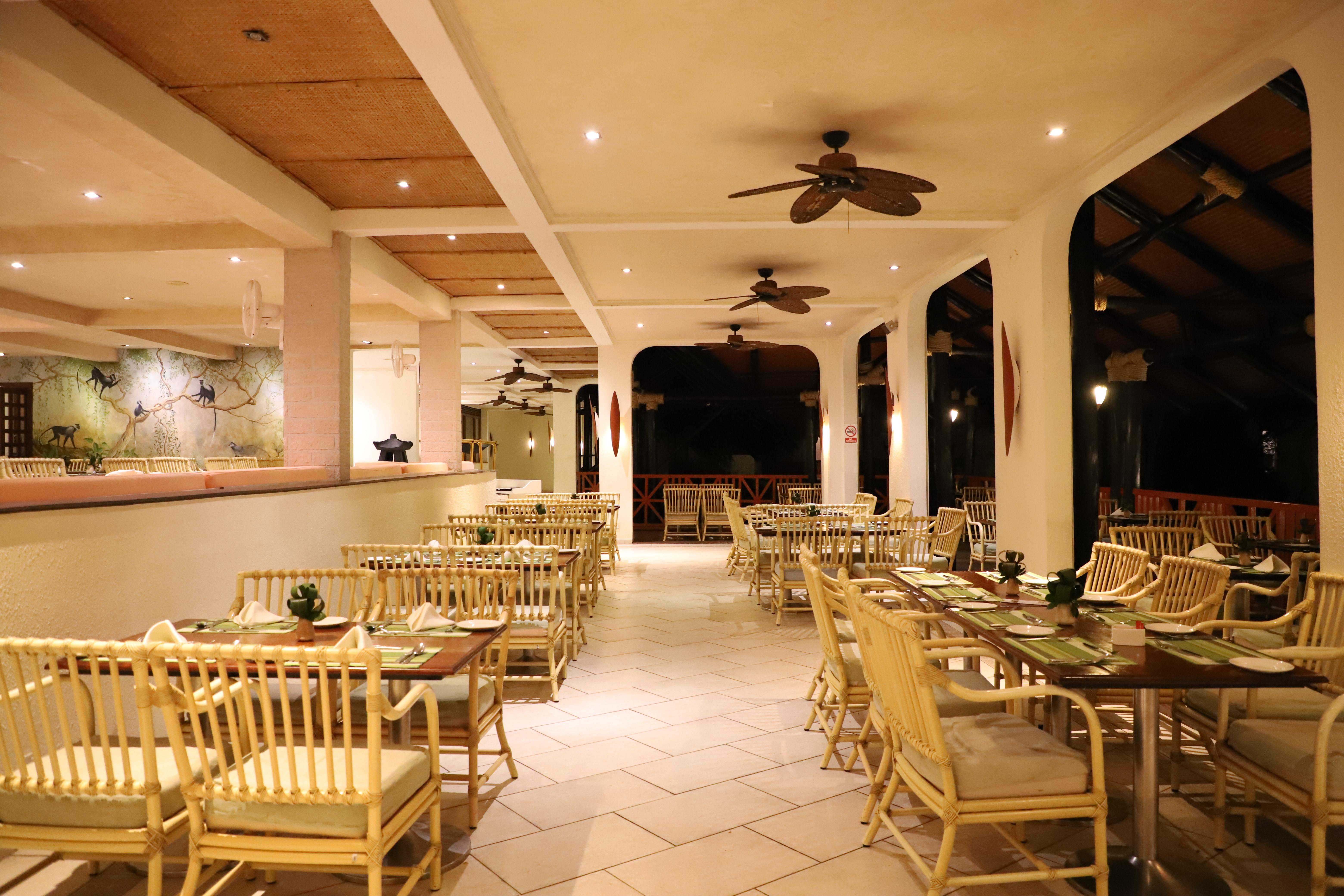 Diani Reef Beach Resort & Spa - Your Beachfront Bliss Awaits Diani Beach Exterior photo The restaurant at the resort